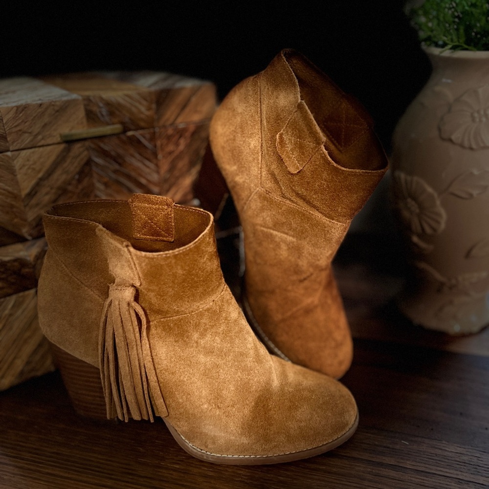 CROWN VINTAGE Women's RAFFA Fringe Ankle Suede Bootie CHESTNUT Size 8